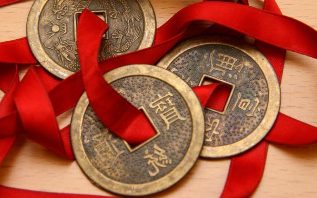 中国的硬币绑的红丝带